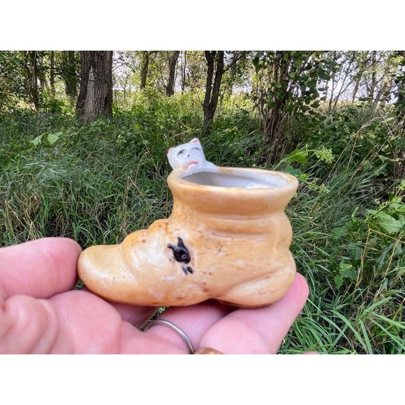 Vintage Miniature Shabby boot planter vase with cat/Kitten - Picture 3 of 11
